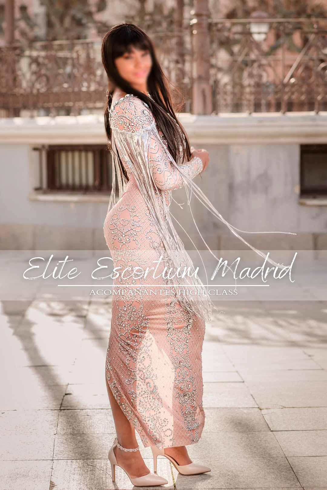 Elegante, educada